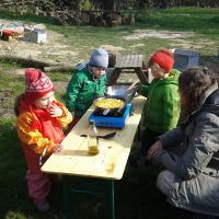 Kinder kochen im Freien