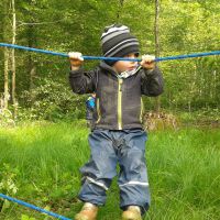Ein Junge klettert auf zwei Seilen